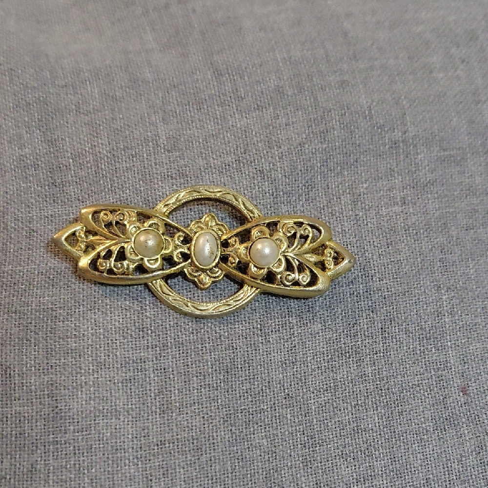 Elegant Gold Filigree Brooch with Pearls
